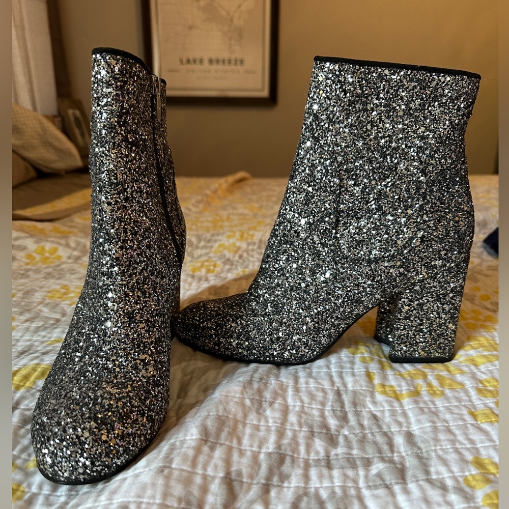 Black and Silver Sparkle Marc Fisher boots size 9 - Perfect for Eras Tour